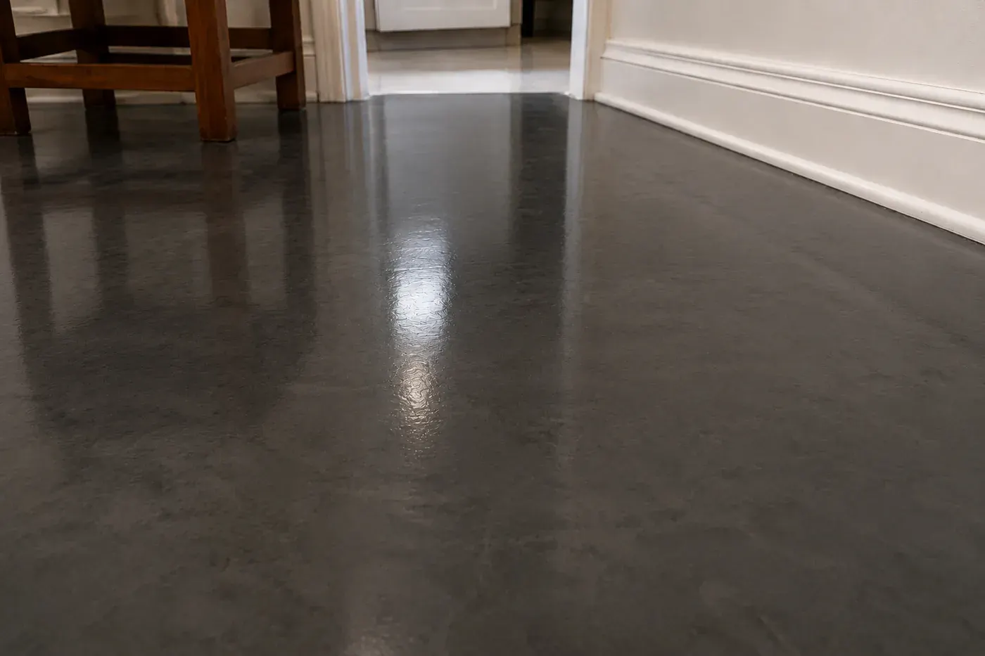 The same interior with a seamless dark grey high-gloss epoxy surface